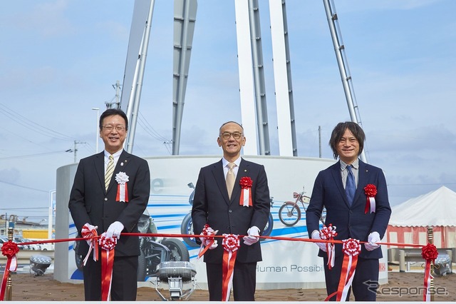 御厨駅開業式(3月7日)でのテープカットの様子(左から、渡部修 磐田市長、ヤマハ発動機 日高祥博社長、長屋明浩 同社執行役員デザイン本部長