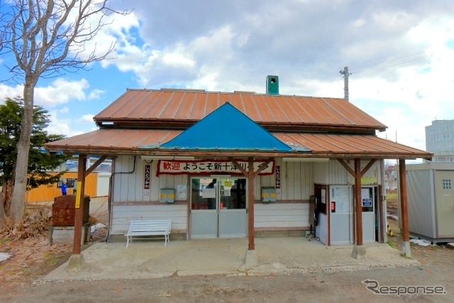 札沼線の終点・新十津川駅。同駅には観光案内所も設置されているが、新型コロナウイルス感染拡大防止のため、3月2日から営業時間が、列車が発着する前後の9時15分~10時15分のみとされている。