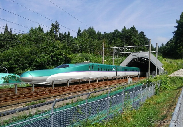 トンネルを抜けた北海道新幹線。