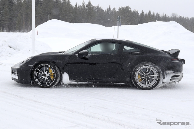 ダックテールを装着したポルシェ 911ターボS プロトタイプ（スクープ写真）