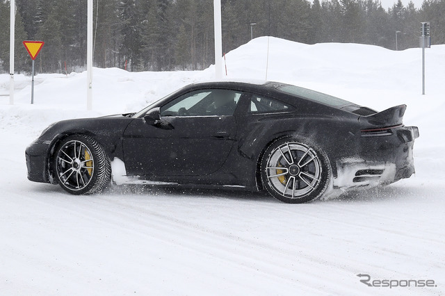 ダックテールを装着したポルシェ 911ターボS プロトタイプ（スクープ写真）