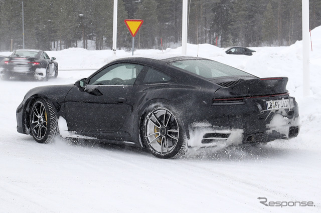 ダックテールを装着したポルシェ 911ターボS プロトタイプ（スクープ写真）