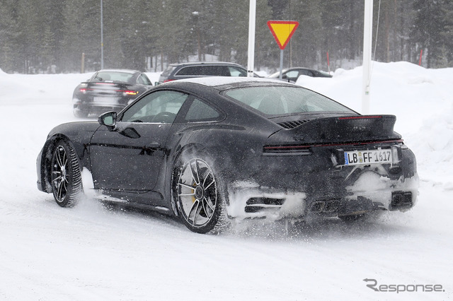 ダックテールを装着したポルシェ 911ターボS プロトタイプ（スクープ写真）