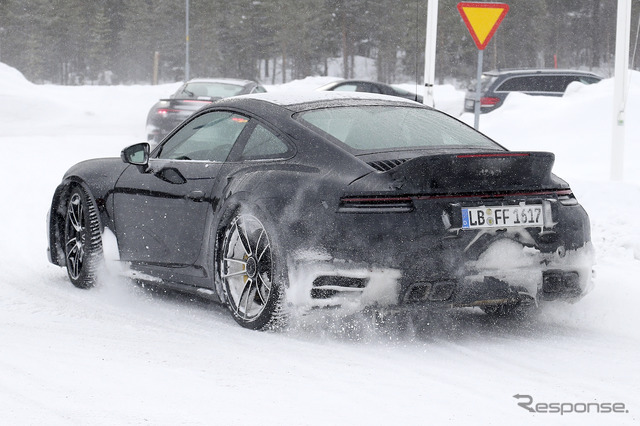 ダックテールを装着したポルシェ 911ターボS プロトタイプ（スクープ写真）