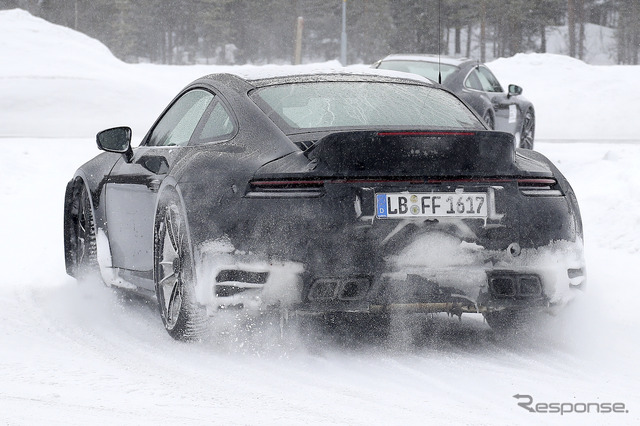 ダックテールを装着したポルシェ 911ターボS プロトタイプ（スクープ写真）