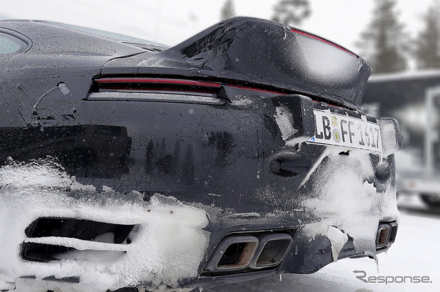 ダックテールを装着したポルシェ 911ターボS プロトタイプ（スクープ写真）