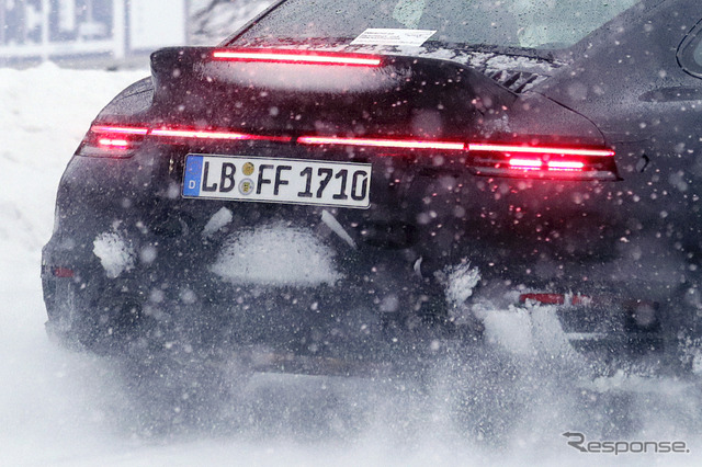 ダックテールを装着したポルシェ 911ターボS プロトタイプ（スクープ写真）