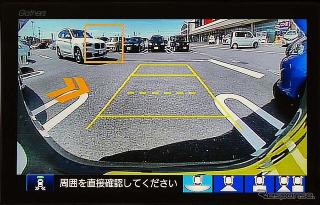 駐車場で後退するためシフトをリバースに入れると人や車両を検知して知らせる。写真はN-WGN