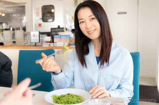 まるも亜希子氏