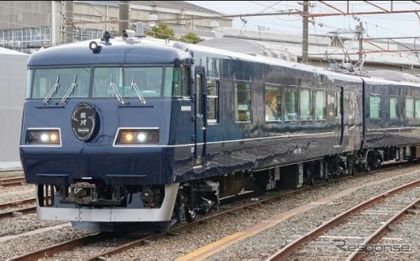 117系電車を改造した6両編成の『WEST EXPRESS 銀河』。