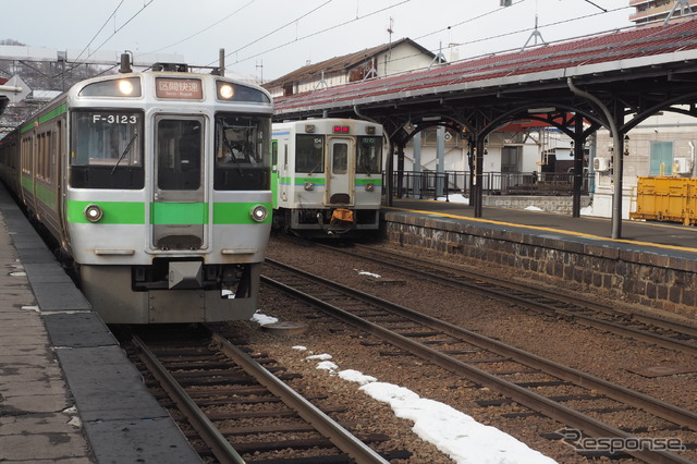 H100形の投入により函館本線から撤退したキハ150形(右)。左は3月14日改正で廃止された小樽以東の区間快速『いしかりライナー』。2020年3月13日、函館本線小樽駅。