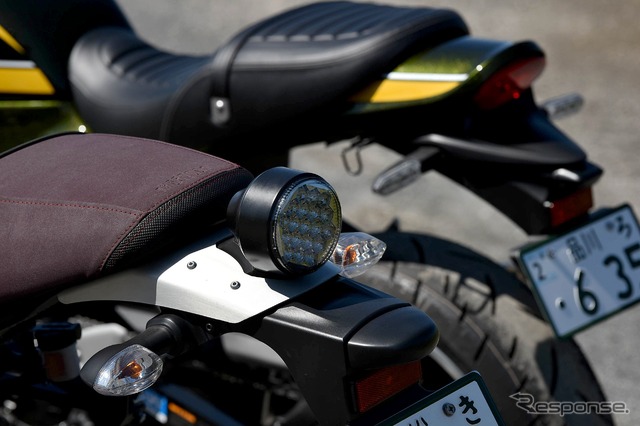 ヤマハ XSR900(手前) & カワサキ Z900RS(奥)