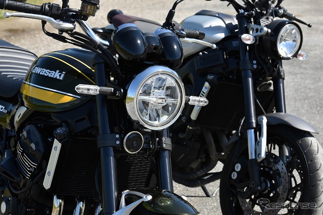 ヤマハ XSR900(奥) & カワサキ Z900RS(手前)