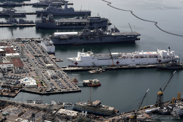 米海軍の病院船が接岸したサンディエゴ港（3月20日）。