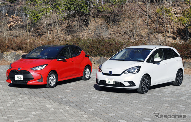 トヨタ ヤリス(左)とホンダ フィット(右)
