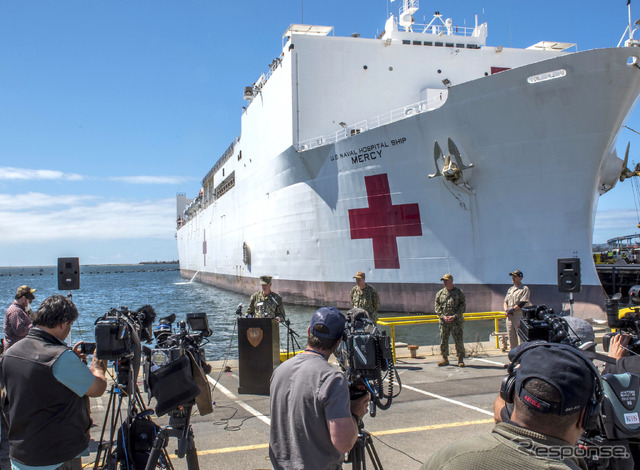 米海軍病院船マーシー（3月23日、サンディエゴ）