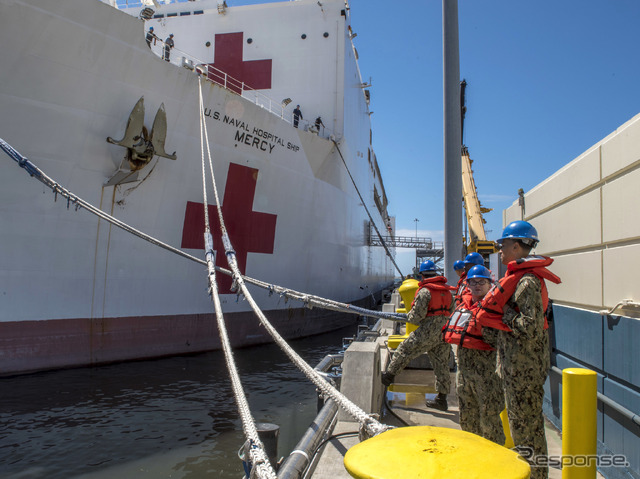 米海軍病院船マーシー（3月23日、サンディエゴ）