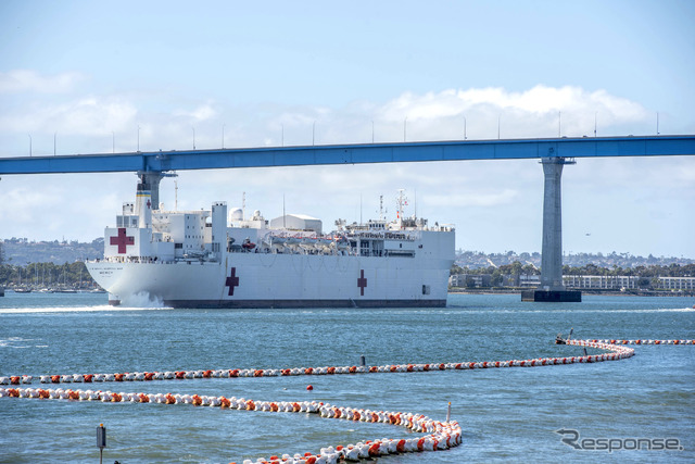 米海軍病院船マーシー（3月23日、サンディエゴ）