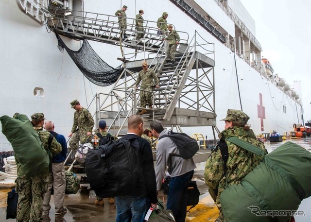 米海軍病院船コンフォート (3月25日、ノーフォーク)