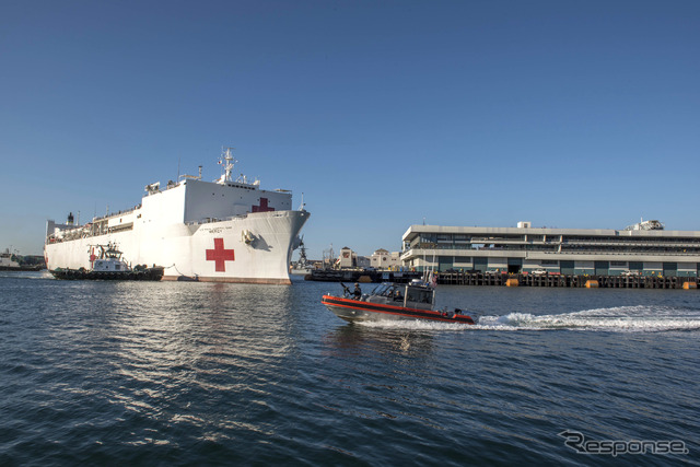 米海軍病院船マーシー（3月27日、ロサンゼルス）