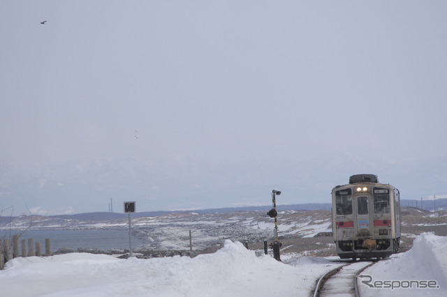 釧網本線北部の北浜付近を走るキハ54．2015年3月。