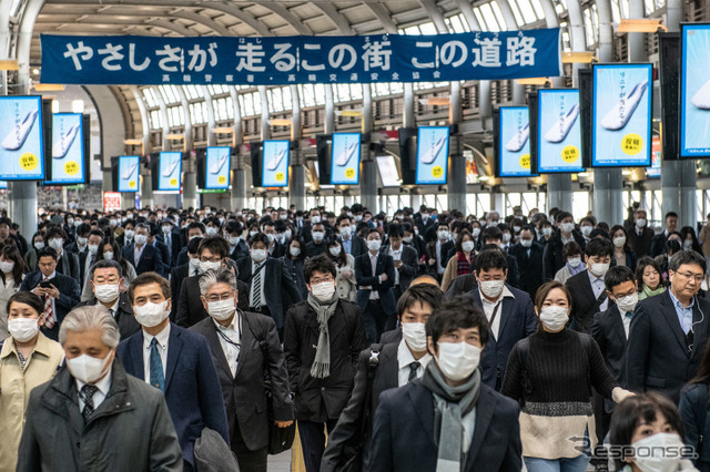 緊急事態宣言発出翌朝の品川駅。マスク姿の人々が通常どおり勤務先へ。