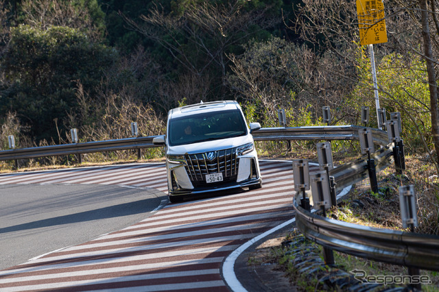 ワインディングに入ると車の振り幅が大きくなる。そんなときは足回りを固くすると、スムーズなコーナリングが可能に。このあたりの切替が「スペックDSCプラス」の強みだ