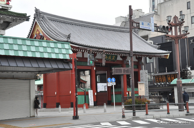 雷門交差点付近にて撮影。予定より早く着いたので30分ほどこの場にいたが、簡単に数えられるぐらいパラパラとしか人は訪れていなかった。