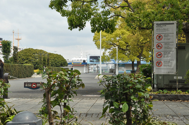 山下公園の一角。ここには人がいなかったが、芝生スペースや海沿いの散歩道には家族やカップルが散策していた。