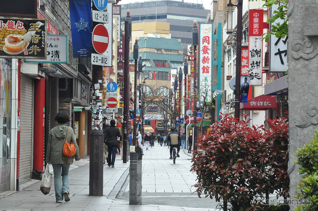 お昼時の中華街とは思えない光景。店舗はやっていそうな感じがするのだが、人が少なく活気が感じられない。