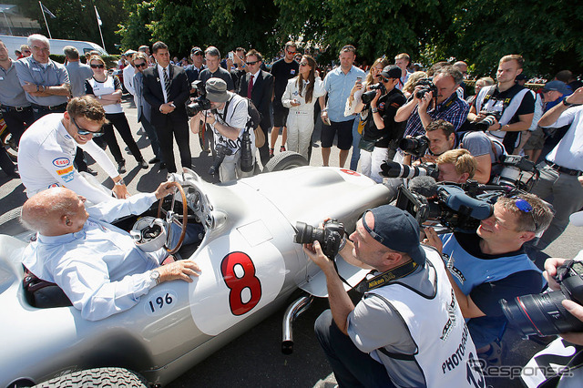 グッドウッド2015でのモス氏（車内）。左はジェンソン・バトン。