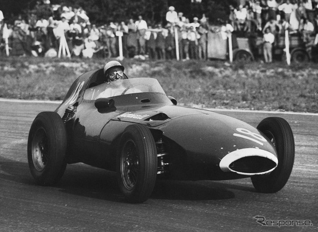 1957年イタリアGPをヴァンウォールで優勝したモス。