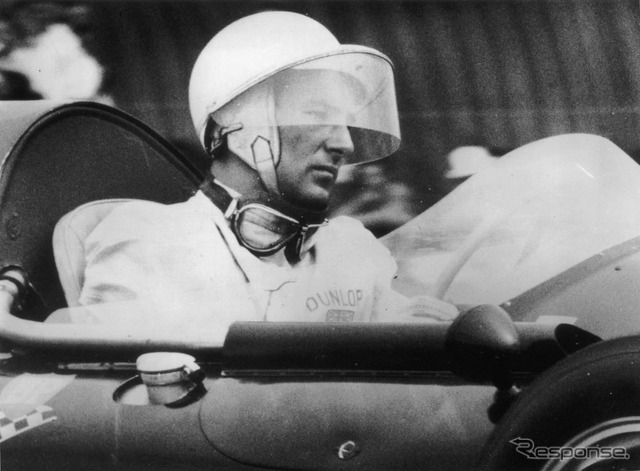 1959年ニュージーランドGPでクーパーに乗るモス。モスは優勝し、クーパーは表彰台を独占した。
