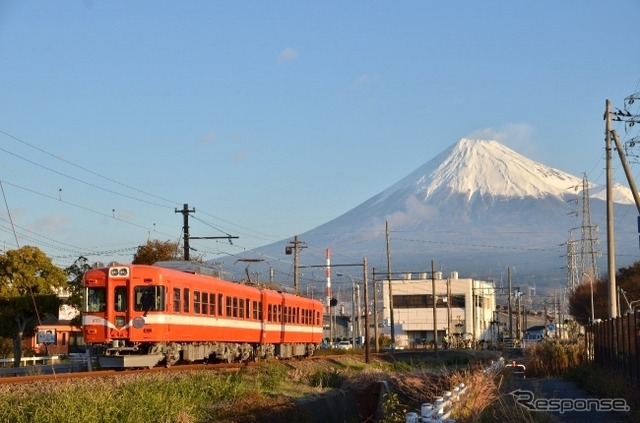 富士山の麓を走る岳南電車9000形