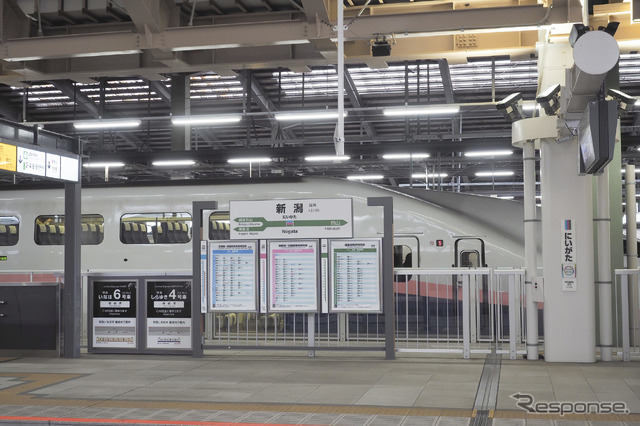 北陸新幹線とともに、かろうじて2桁の予約率をキープした上越新幹線。写真は新潟駅在来線ホームから見たE4系。