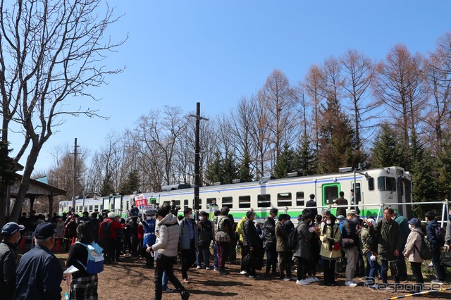 ラストラン列車を待つ人々。鉄道マニアの姿は少なかったという。2020年4月17日。