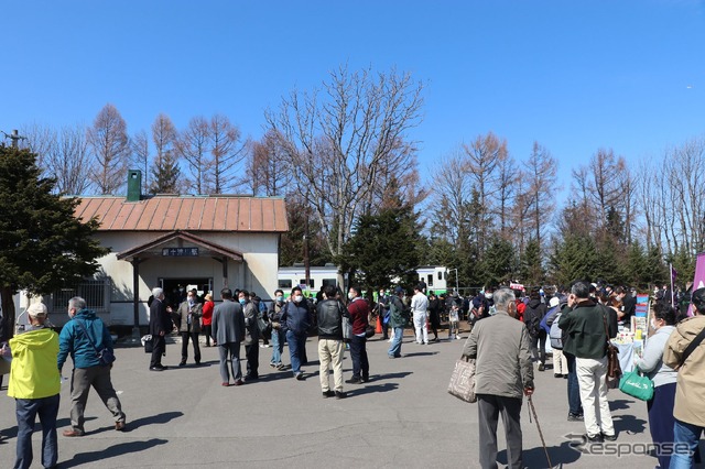 新十津川駅前に集う人々。2020年4月17日。