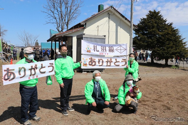 緑のジャンパー姿で横断幕を掲げ、最後の姿を見届けた地元の皆さん。2020年4月17日。