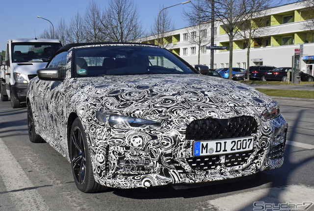クーペに続いて巨大グリルを初公開!BMW 4シリーズ カブリオレ新型の最新プロトを撮影