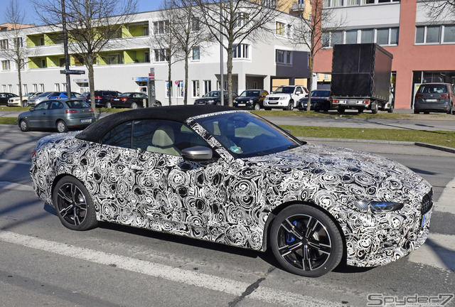 クーペに続いて巨大グリルを初公開!BMW 4シリーズ カブリオレ新型の最新プロトを撮影