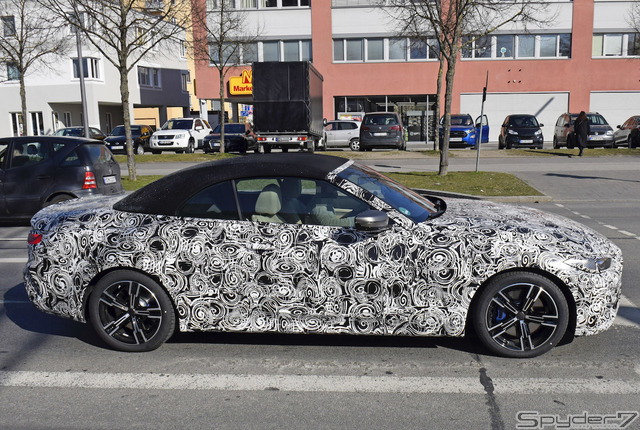 クーペに続いて巨大グリルを初公開!BMW 4シリーズ カブリオレ新型の最新プロトを撮影