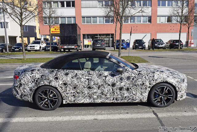 クーペに続いて巨大グリルを初公開!BMW 4シリーズ カブリオレ新型の最新プロトを撮影