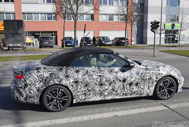 クーペに続いて巨大グリルを初公開!BMW 4シリーズ カブリオレ新型の最新プロトを撮影