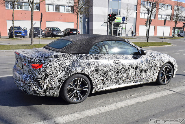 クーペに続いて巨大グリルを初公開!BMW 4シリーズ カブリオレ新型の最新プロトを撮影