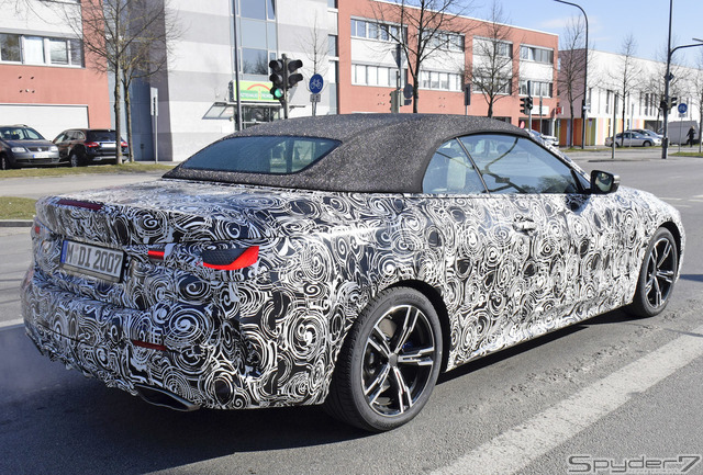 クーペに続いて巨大グリルを初公開!BMW 4シリーズ カブリオレ新型の最新プロトを撮影