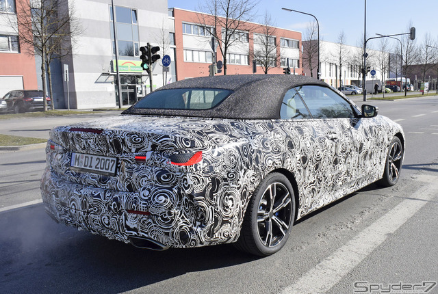 クーペに続いて巨大グリルを初公開!BMW 4シリーズ カブリオレ新型の最新プロトを撮影