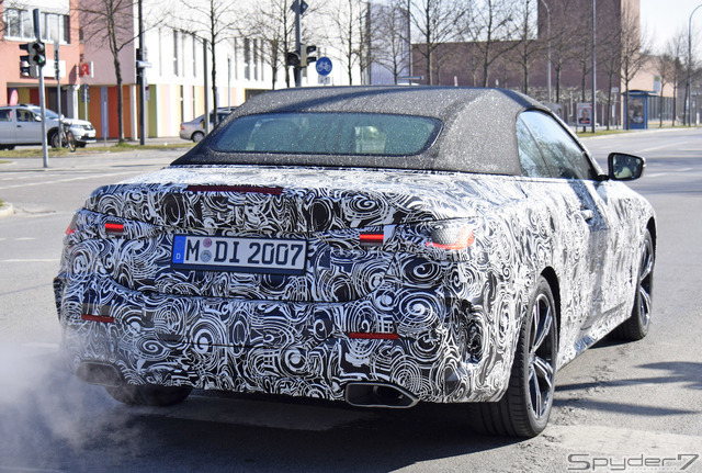 クーペに続いて巨大グリルを初公開!BMW 4シリーズ カブリオレ新型の最新プロトを撮影