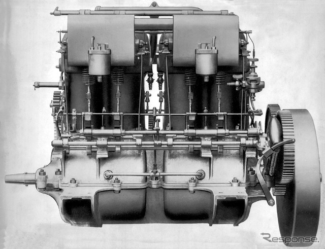 メルセデス35PS、吸気側。軽量クランクケース、キャブレーター(2基)、露出した吸気カムシャフト、マグネトーの回路を断続するコントロールシャフトを見ることができる。