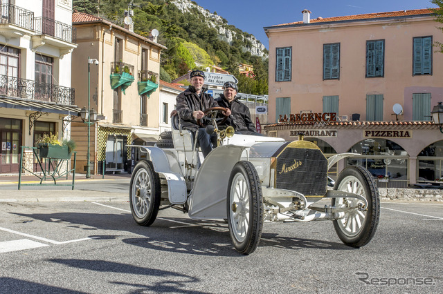 ラ・テュルビーの1903年型メルセデス・シンプレックス40PS。2017年4月のイベント。画面左右の建物は、1901年と同じ建物だ。