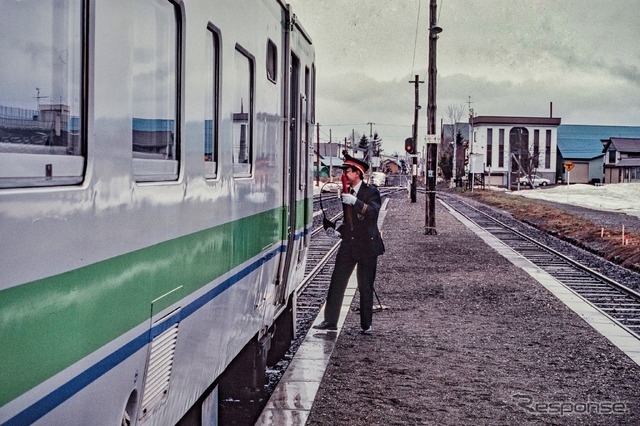 1994年4月、石狩月形駅でスタフの受渡しを行なう駅員。このシーンは永遠に見納めとなった。